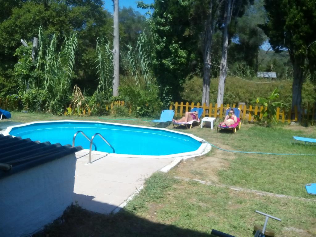 Georgina Family Apartments Mesongi Bagian luar foto