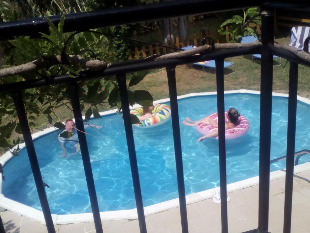 Georgina Family Apartments Mesongi Bagian luar foto